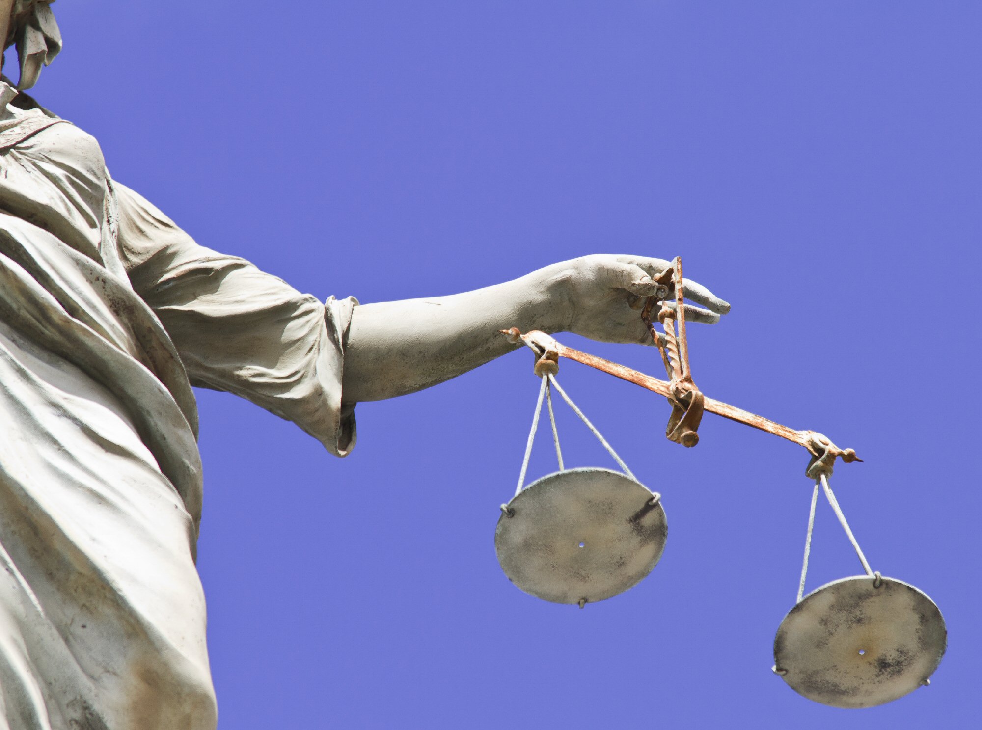 Sospesa la provvisoria esecuzione del decreto ingiuntivo emesso per alcuni mutui e per un conto corrente non avendo la società (asserita cessionaria) prodotto gli estratti conto e il Disciplinare Economico né avendo efficacemente contrastato l’eccezione di invalidità delle fideiussioni – Tribunale di Pistoia Ordinanza del 24 maggio 2022 – Sospesa la provvisoria esecuzione del decreto ingiuntivo emesso per alcuni mutui e per un conto corrente non avendo la società (asserita cessionaria) prodotto gli estratti conto e il Disciplinare Economico né avendo efficacemente contrastato l’eccezione di invalidità delle fideiussioni – Tribunale di Pistoia Ordinanza del 24 maggio 2022 –