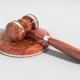 Il Tribunale di Lucca accerta l’illegittimità dell’anatocismo e del cosiddetto “uso piazza” e riduce la pretesa della banca da €.131.850,59 a €. 29.890,85.